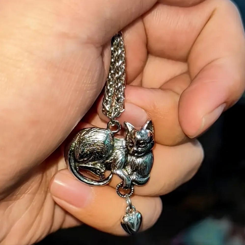 Very Nice Vintage Style Cat With Heart Charm Antique Silver Tone Necklace - Picture 3 of 3